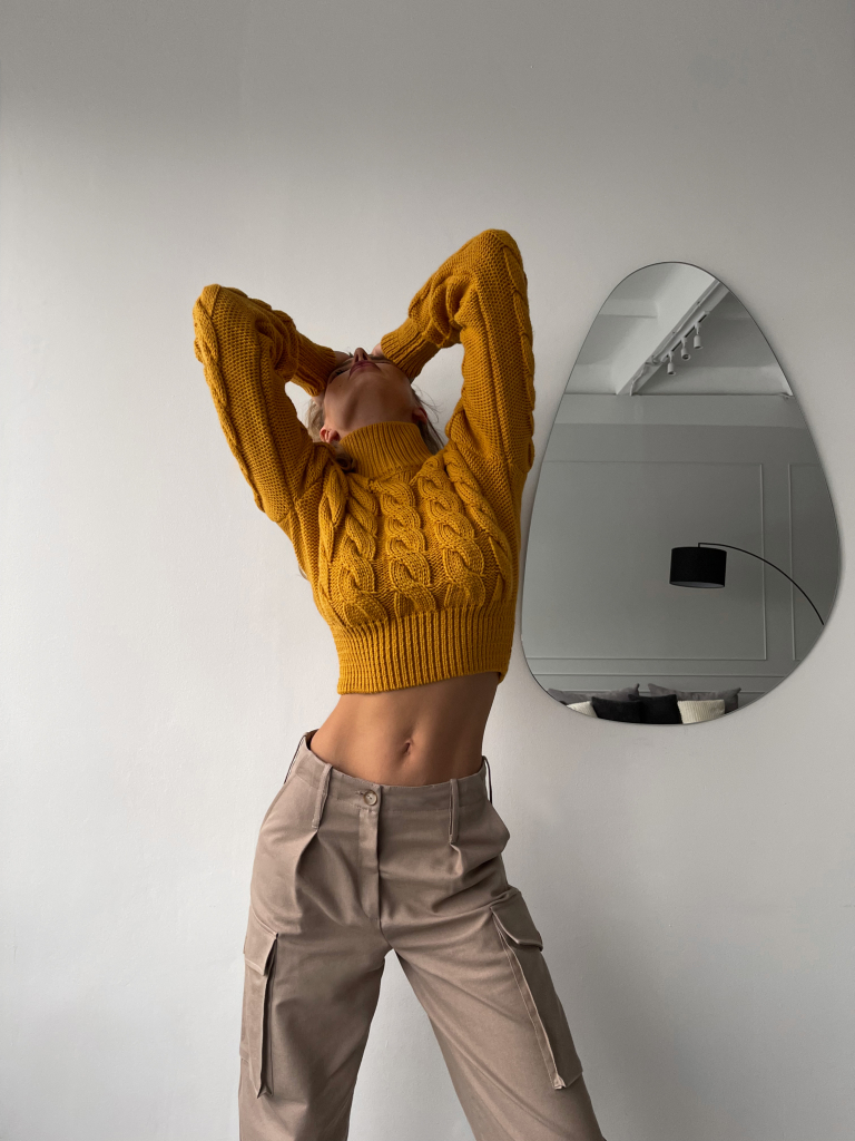 Свитер с косами вязаный горчица